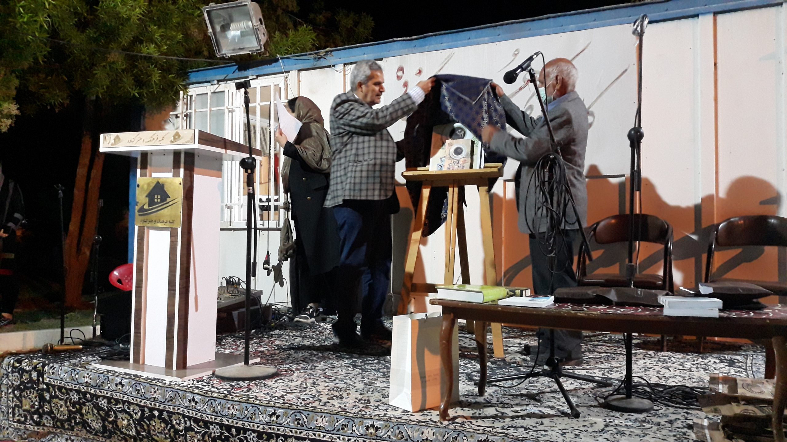 ۸ کتاب در گناوه رونمایی شد