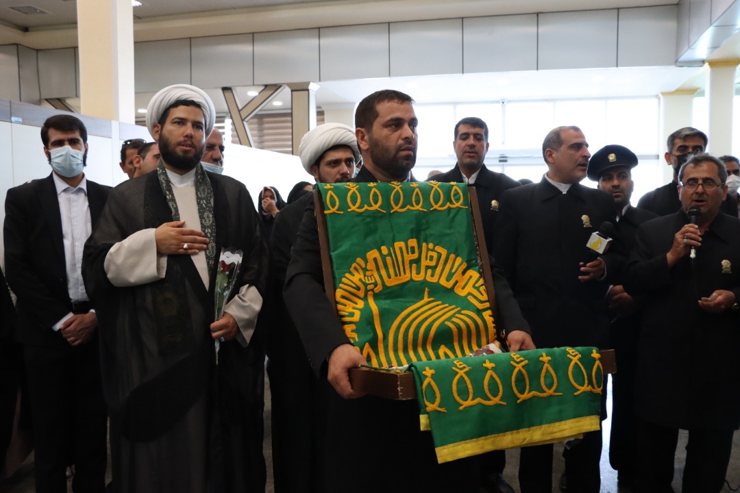کاروان زیر سایه خورشید حامل پرچم متبرک بارگاه منور رضوی وارد فرودگاه بوشهر شد