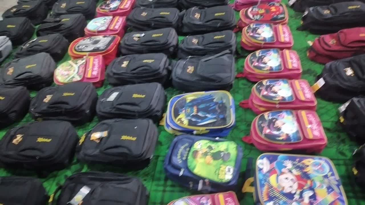 اهدا ۱۲۵ بسته نوشت افزار به دانش‌آموزان نیازمند شهرستان گناوه