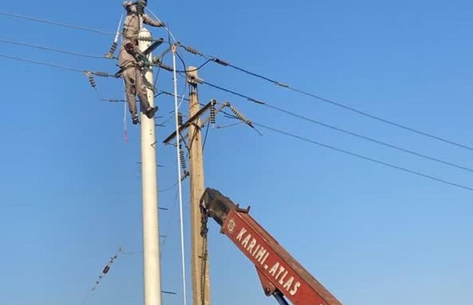 ۲۳۰ میلیارد ریال برای تعویض تیرهای برق روستاهای گناوه هزینه شد