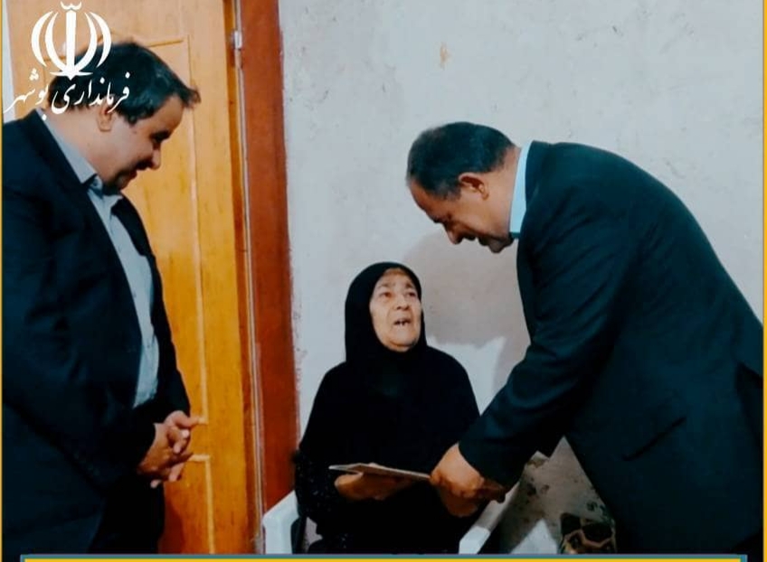 خانه‌ای ساده اما آسمانی؛ فرماندار بوشهر مهمان مادر شهید عباس سرخی شد