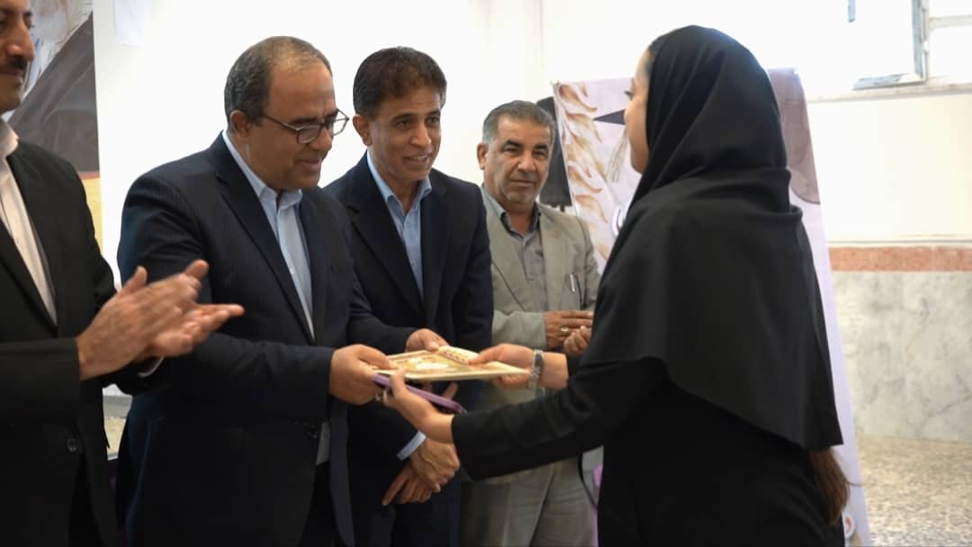 تجلیل از دانش آموزان برتر دبیرستان حجاب با حضور فرماندار بوشهر